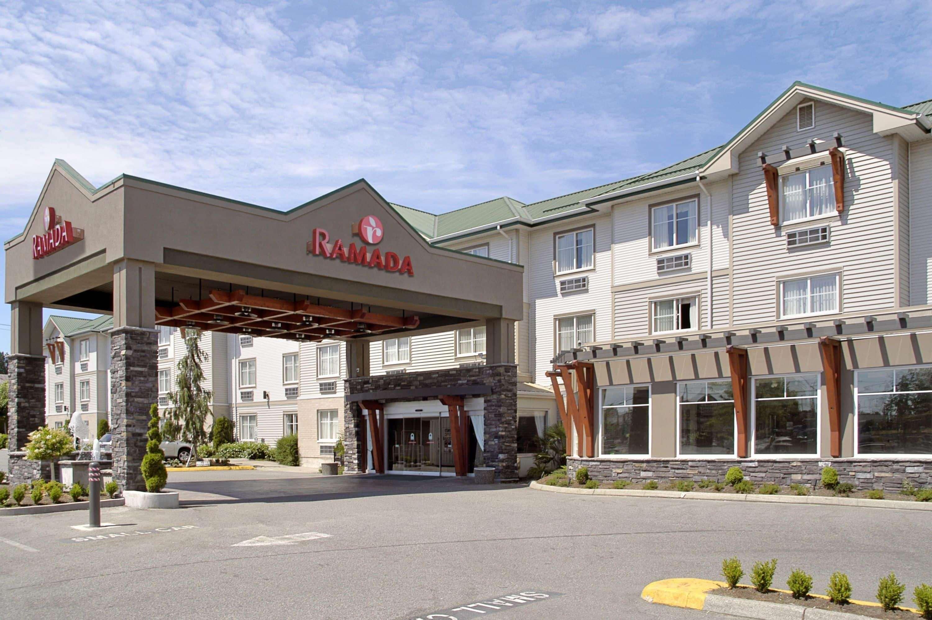 Ramada By Wyndham Surrey/Langley Hotel Esterno foto