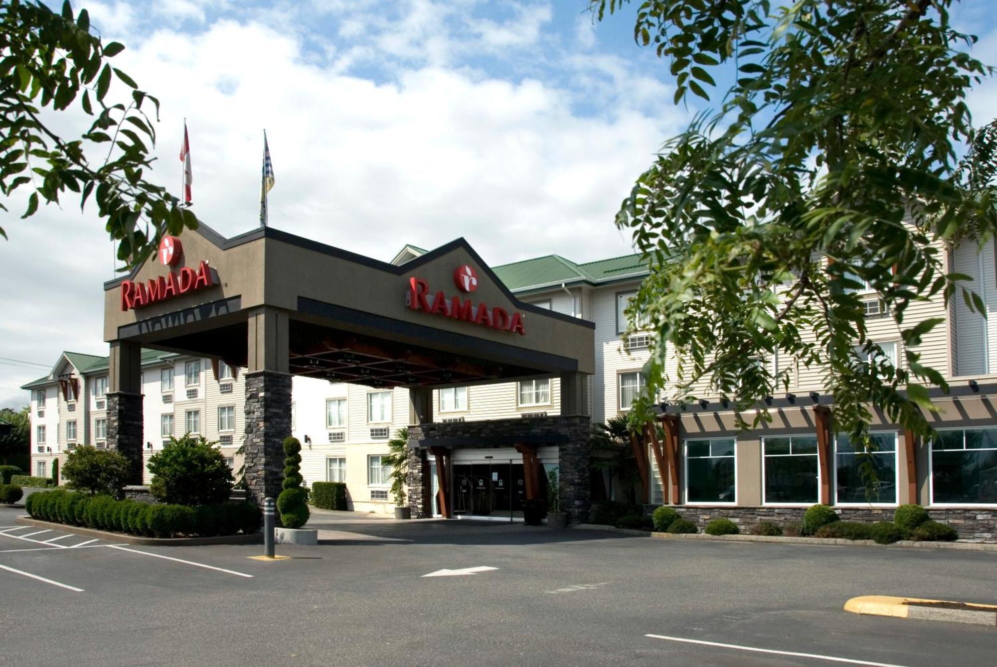 Ramada By Wyndham Surrey/Langley Hotel Esterno foto